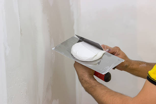 Spachtelarbeiten an einer Wand